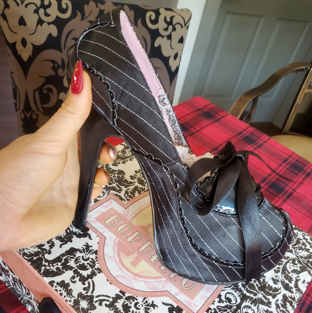 Bordello pumps